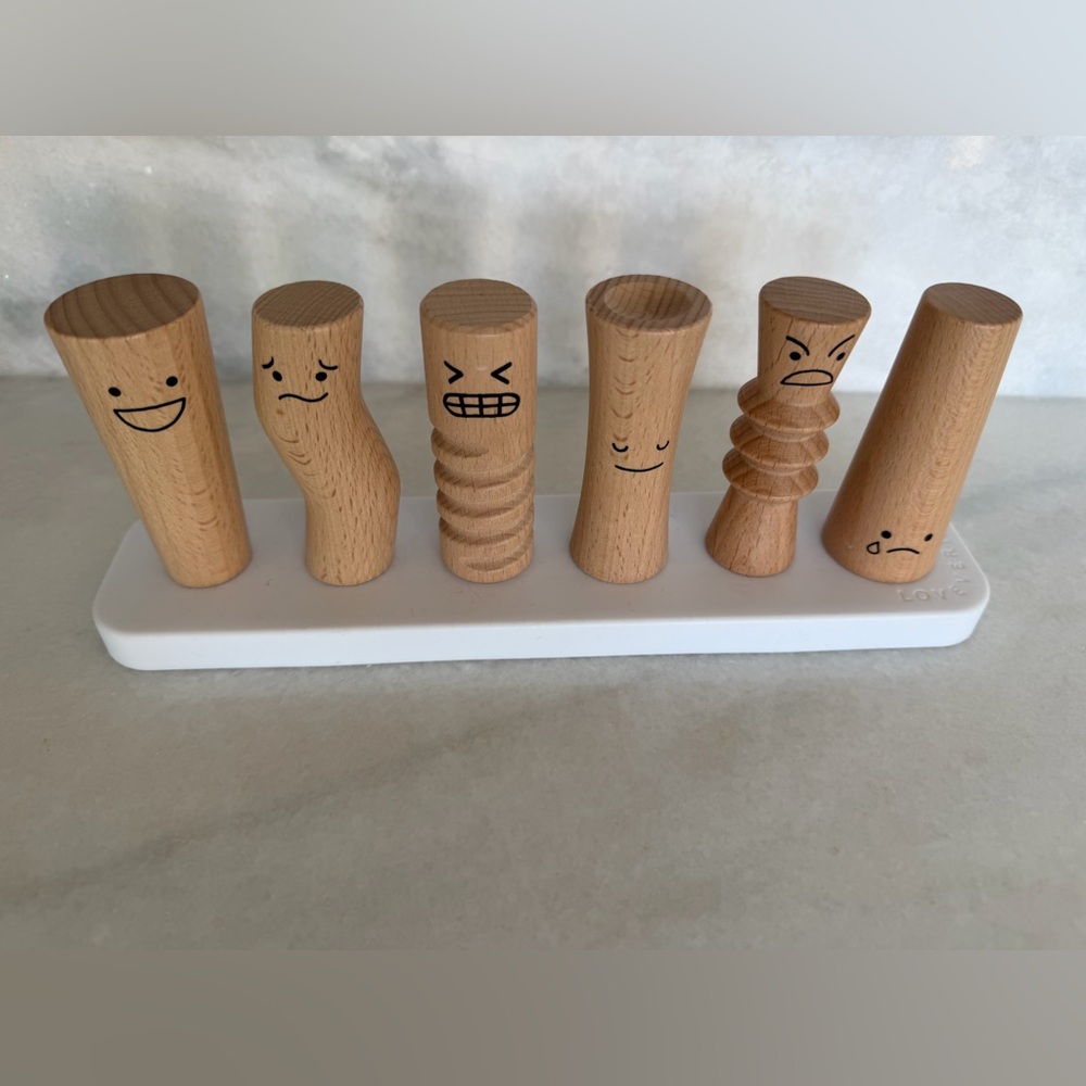 Lovevery | Wooden Emotion Peg Dolls & Emotion Match Mirror & Card Set - Picture 3 of 7